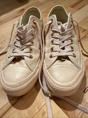 Converse Women’s Pale Pink Leather with Rose Gold accents Like New